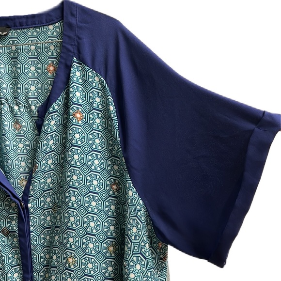 Signature Studio, Contemporary Style, Multi Colors, Notched Neckline Top, 2X - Picture 3 of 6